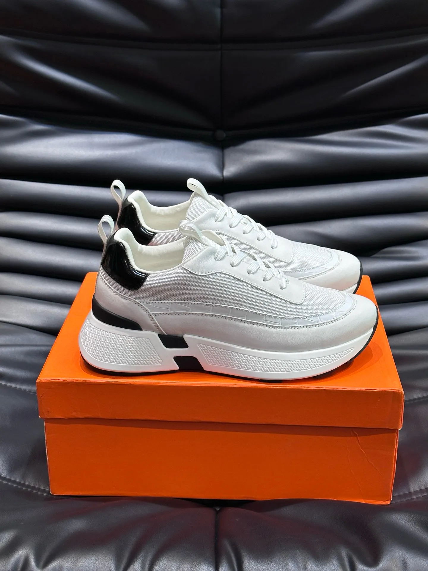 Factory price: 540💰HERMES/Hermes Hugo thick-soled sneakers are casual men's shoes. These sneakers are made of imported first-layer cowhide leather and breathable mesh design. The contrasting color design creates a dynamic and modern shape. The front end of the toe is decorated with natural-color rubber inlays. The style is novel and fashionable. The texture is incomparable, with cowhide lining and cowhide foot pads, the upper foot is comfortable and breathable, and the rubber sole is decorated with geometric patterns and iconic "H" details. A very personal one! Size: 39-44 (customized at 38.45)